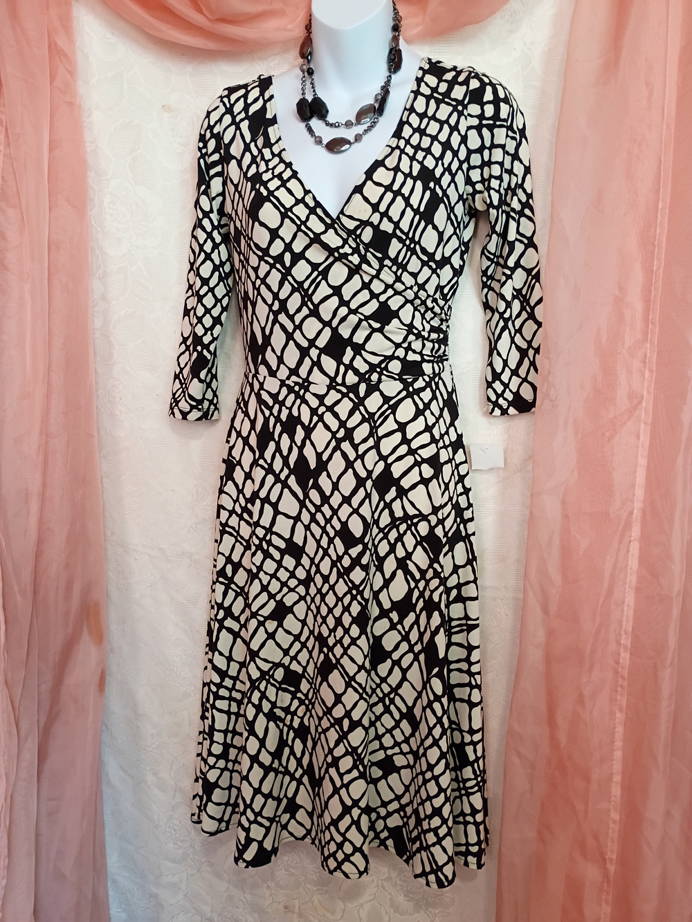 🛍️ BUNDLE ONLY🛍️London Times Black and Cream Abstract Wrap Midi Dress